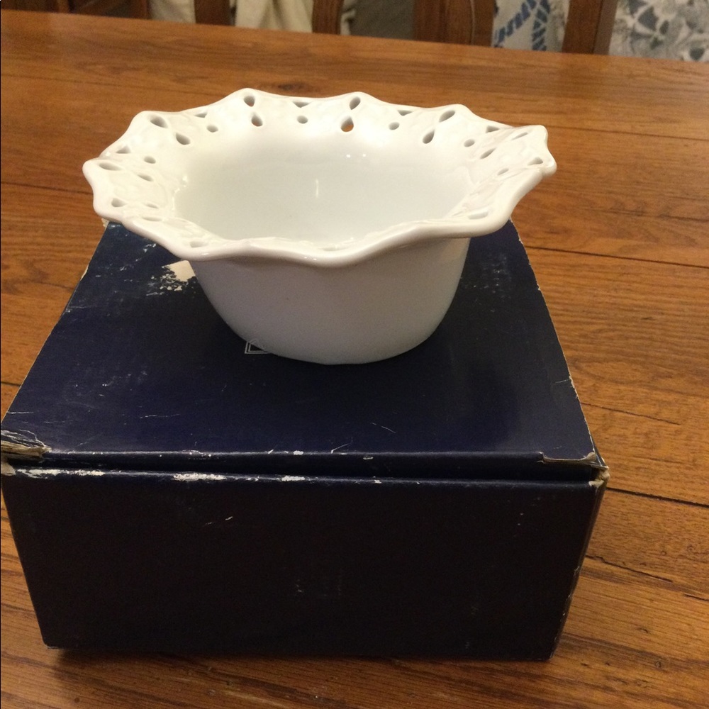 Mikasa NEW “Ruffles” White serving Bowl 5.5”